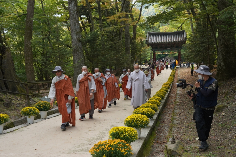 해인사에 들어서고 있는 순례대중 (3)